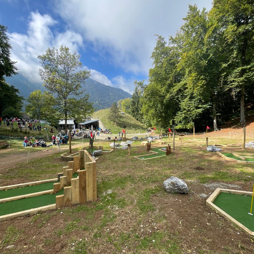 Famille jouant au mini-golf dans la nature chez AccroCamp