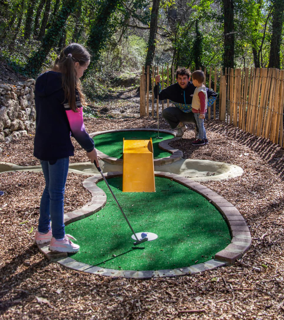Détail d'une piste de mini golf avec club et balle
