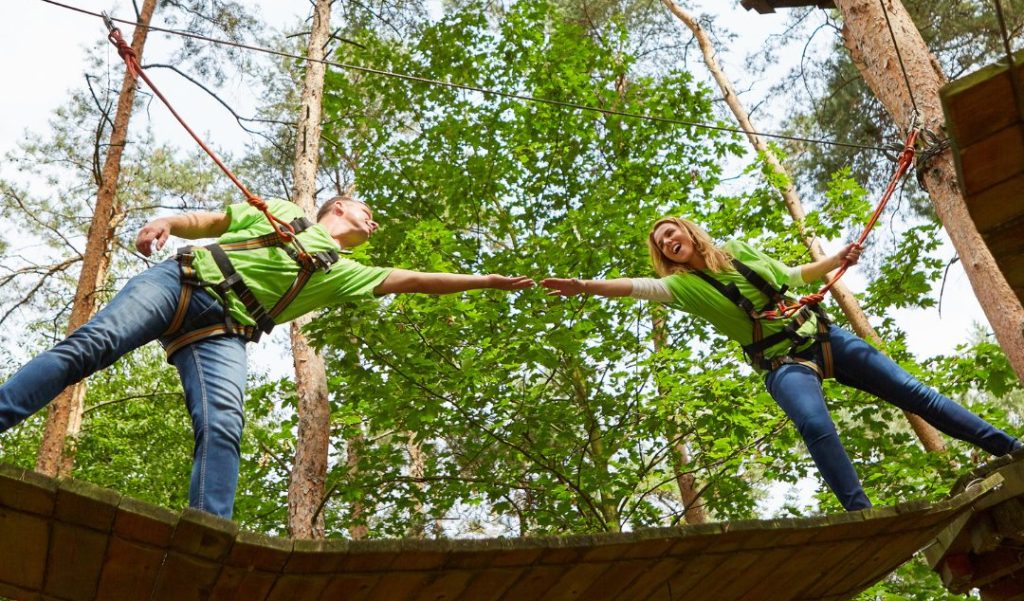 2 personnes sur un parcours accrobranche