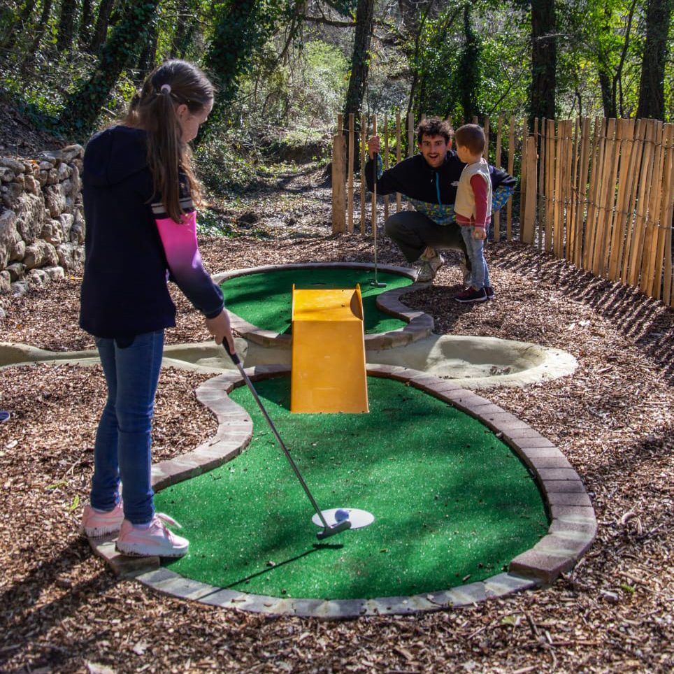Photo activités parc accrobranche Mini-Golf de Roussas : Une Aventure Ludique en Pleine Nature