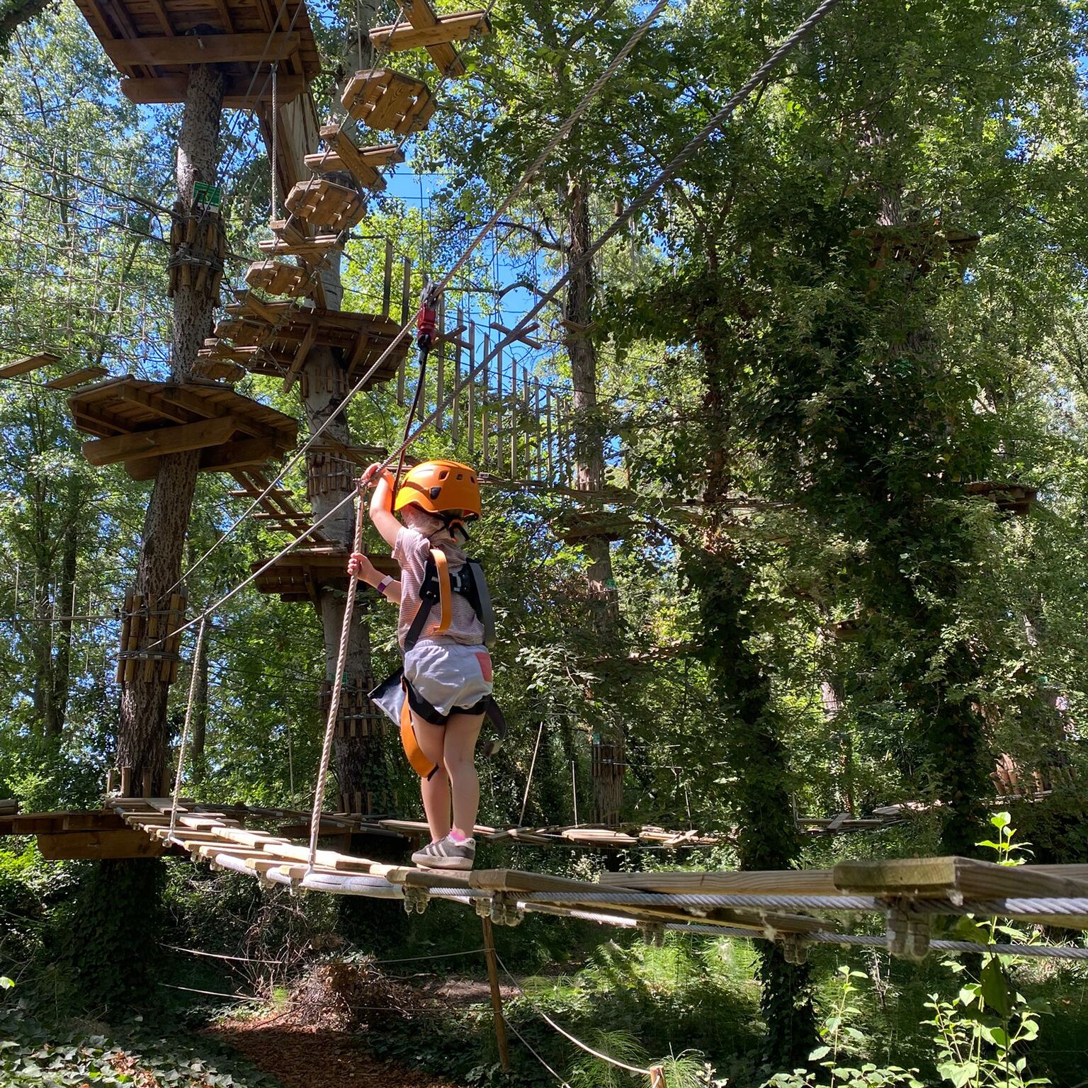 Activité plein air en famille à AccroCamp Toulouse