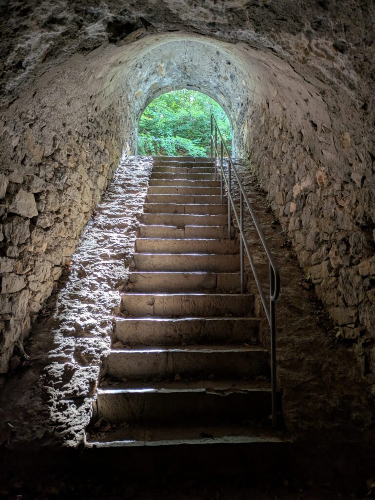 Vestiges des anciens casernements militaires préservés lors de la visite historique du Fort de Tamié en Savoie.