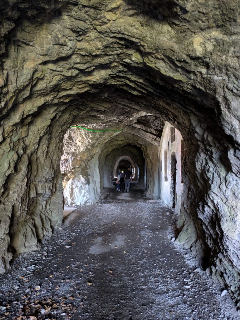 Famille profitant d'une balade historique à pied dans l'enceinte verdoyante du Fort de Tamié.